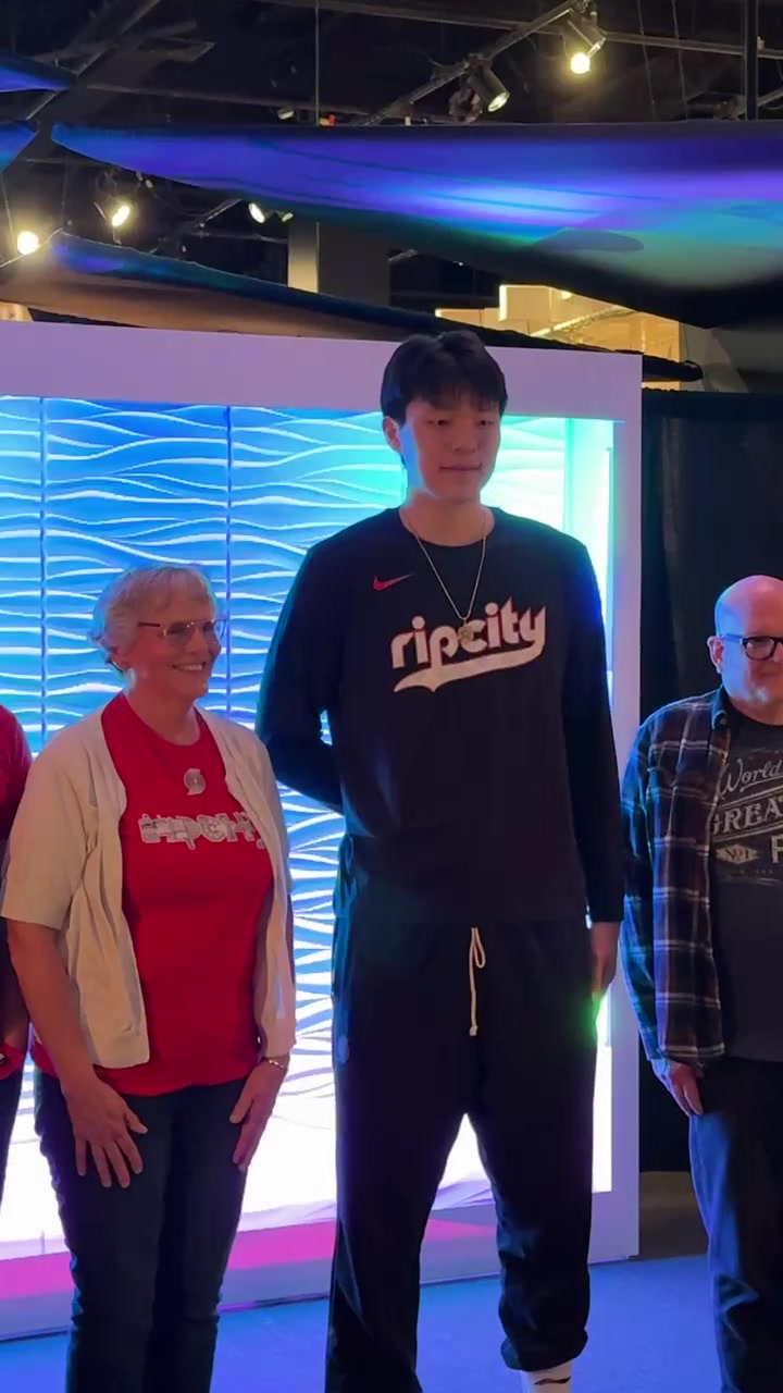 开元app下载官网下载-融入球队文化！杨瀚森化身背景板 满脸微笑与球迷合影留念